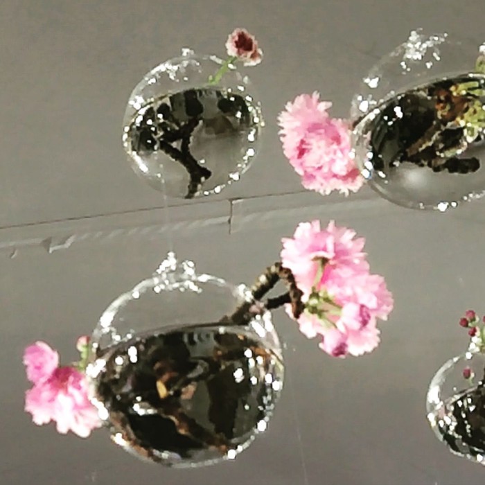 空中に浮かんだ「桜の雨」　「3.1 Phillip Lim（3.1 フィリップ リム）」10周年カクテルパーティ
