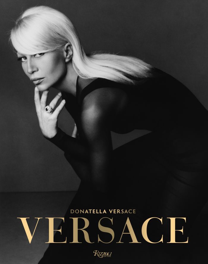 「VERSACE（ヴェルサーチ）」が写真集と銀座店１周年記念アイテムを発売