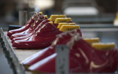 映画『ジュリーと恋と靴工場』を参考に、「赤い靴」から始める秋ファッション