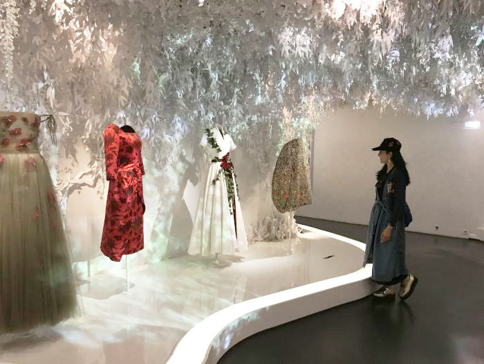 「クリスチャン・ディオール、夢のクチュリエ」展へ 見とれるクチュール美 | fashion bible 宮田 理江