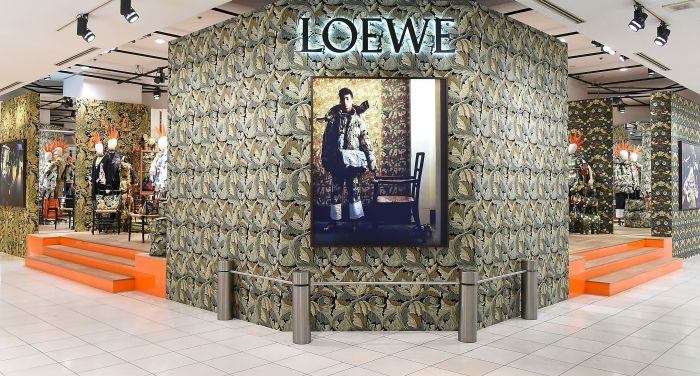 「LOEWE（ロエベ）」、伊勢丹新宿店でポップアップ・ストア開催　ジョナサン・アンダーソン氏が来場