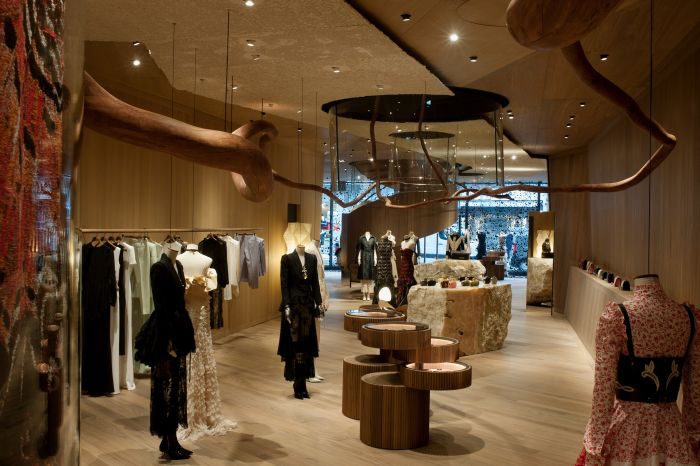 「Alexander McQueen（アレキサンダー・マックイーン）」、サラ・バートンが初めて監修した旗艦店がロンドンにオープン