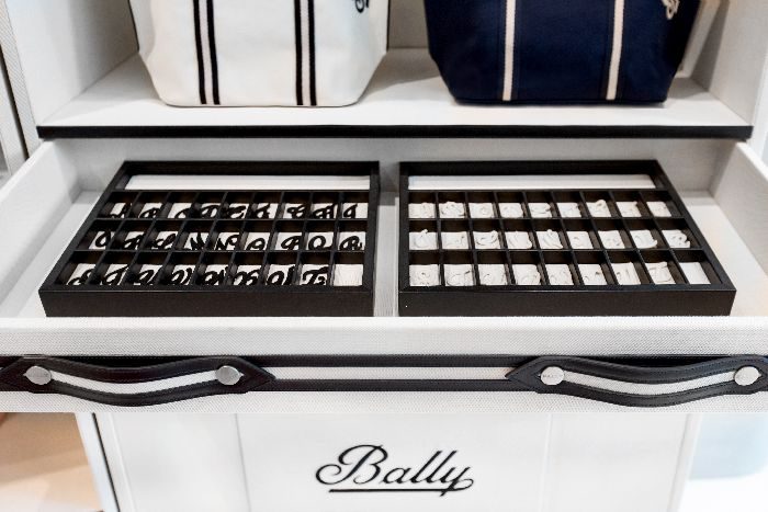 「BALLY（バリー）」、キャンバストートバッグへのイニシャル刻印サービスを銀座店でスタート
