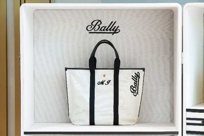 「BALLY（バリー）」、キャンバストートバッグへのイニシャル刻印サービスを銀座店でスタート