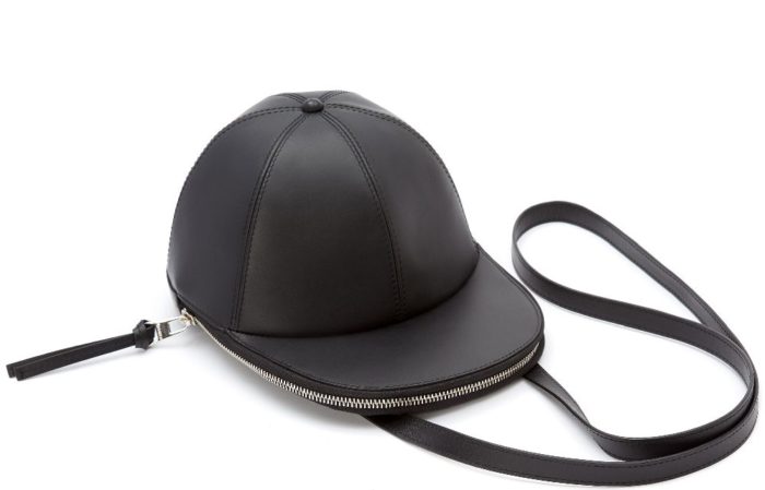 「JW ANDERSON（ジェイ ダブリュー アンダーソン）」、キャップ帽子形のウィットフルなバッグを発売