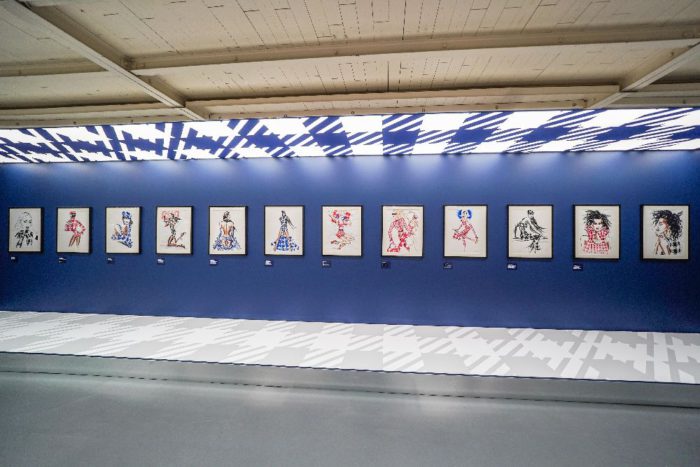 パリのアズディン・アライア財団、「ANOTHER WAY LOOK AT FASHION」展を開催