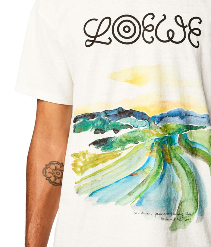 旅先の風景をプリント　「LOEWE（ロエベ）」新作Tシャツ「ウォーターカラープリント Tシャツ」を発売
