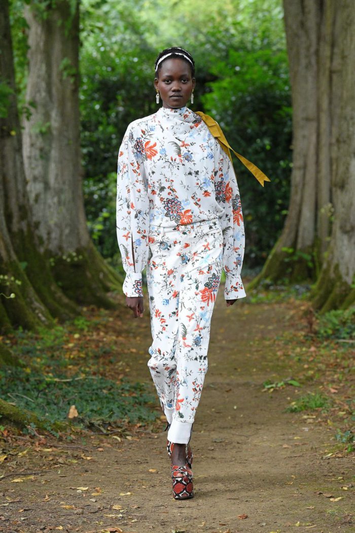 「ERDEM（アーデム）」、2021年春夏コレクションを発表 宮廷の貴婦人姿をエフォートレスに | fashion bible 宮田 理江