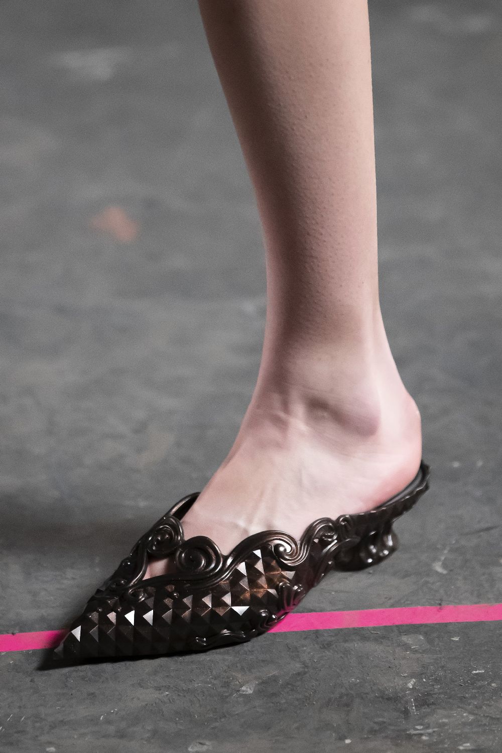 シンデレラのガラス靴ライクなスリッパ 「Melissa（メリッサ）」が「Y/PROJECT(ワイ・プロジェクト)」とコラボ | fashion