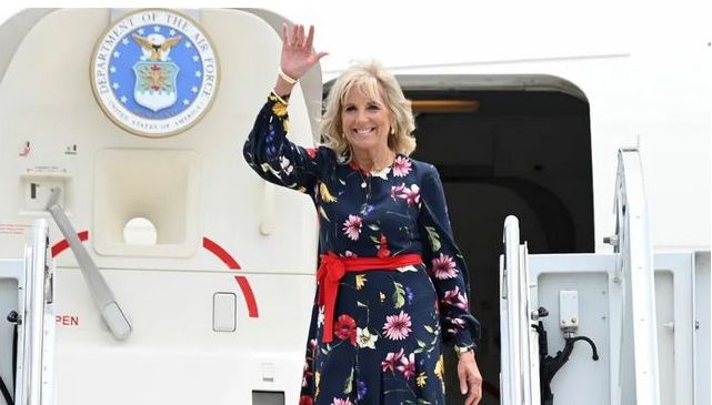 バイデン米大統領夫人のファッションセンス　柄物の着こなしに注目