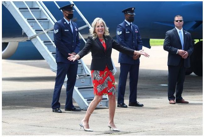 バイデン米大統領夫人のファッションセンス　柄物の着こなしに注目