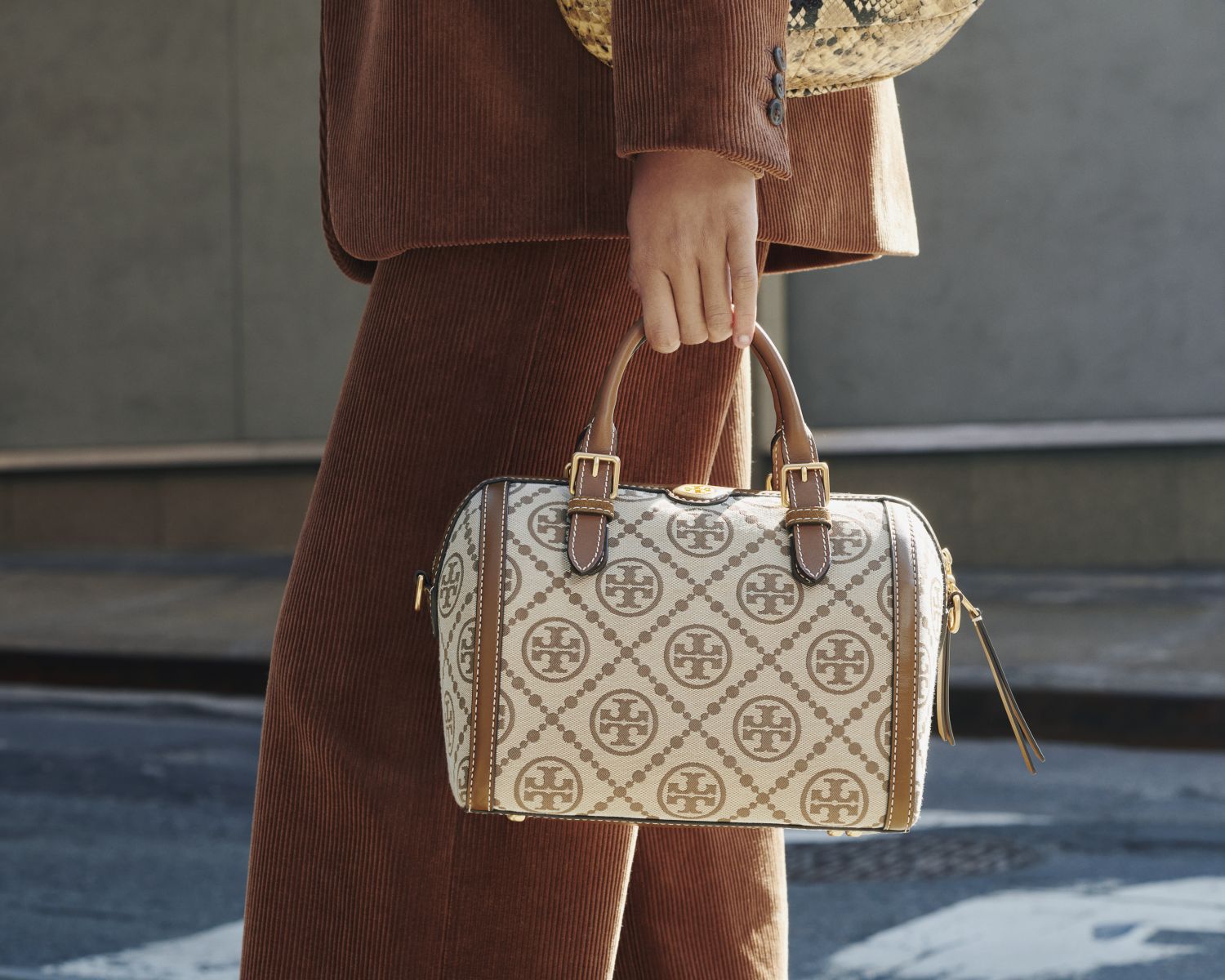 旅行から着想、新色はヘーゼルナッツ 「Tory Burch（トリー バーチ