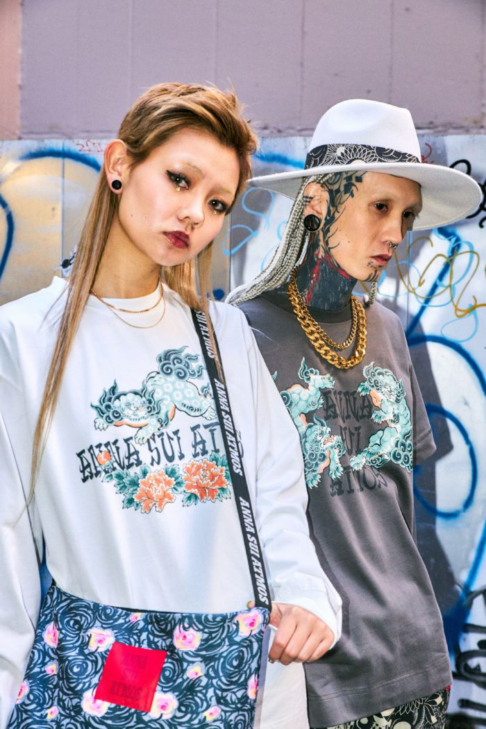 「ANNA SUI（アナ スイ）」と「atmos（アトモス）」がコラボ　ストリートファッションをラインアップ