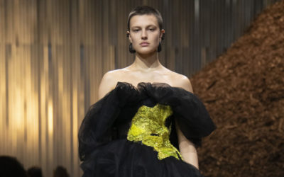 「Alexander McQueen（アレキサンダー・マックイーン）」、2022-23年秋冬コレクションを発表　“菌糸体”がテーマ　クールでスタイリッシュな強い女性像