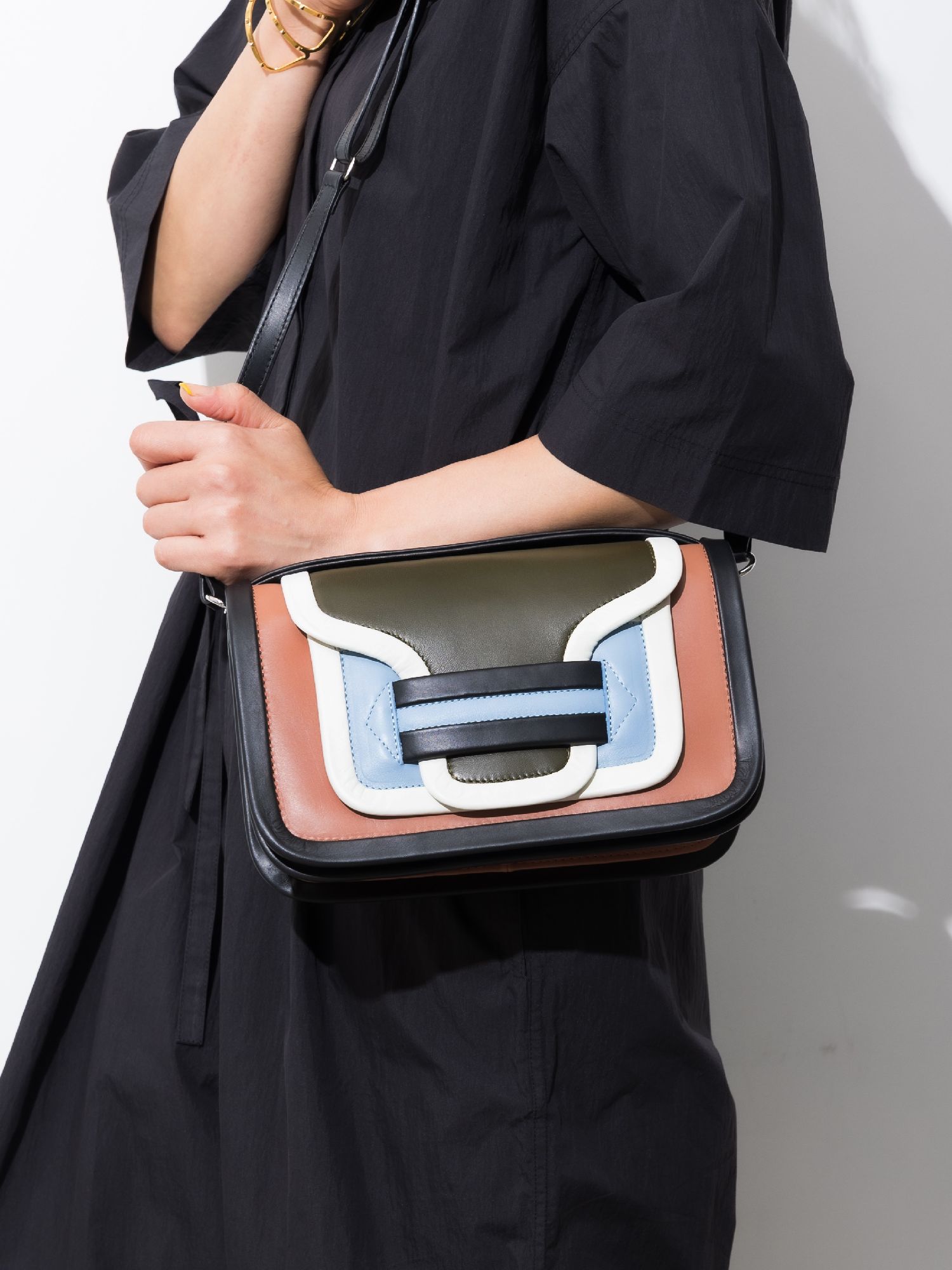 「PIERRE HARDY（ピエール アルディ）」、アップサイクルレザーを使用した日本限定「ALPHAバッグ」を発売 | fashion
