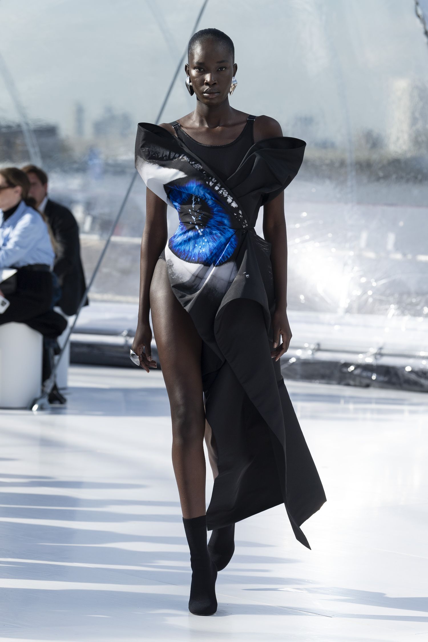 Alexander McQueen（アレキサンダー・マックイーン）」、2023年春夏ウィメンズコレクションを発表 人間らしさを探求 fashion  bible 宮田 理江