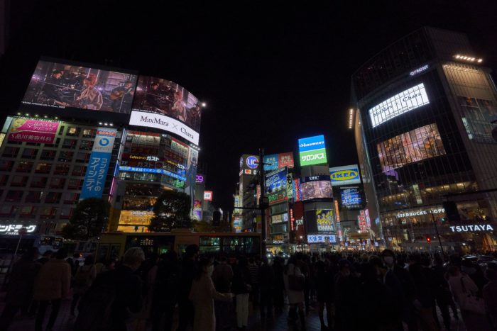 渋谷のスクランブル交差点をジャックしたCharaのライブパフォーマンス