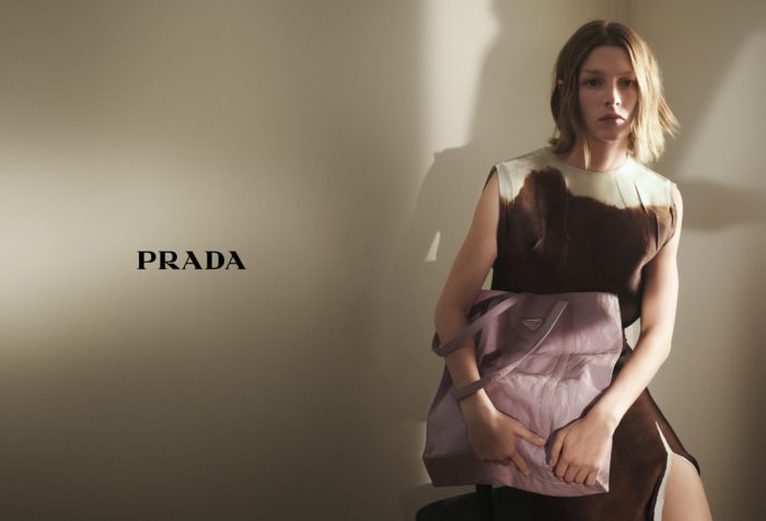 「PRADA（プラダ）」、2023年春夏広告キャンペーン「TOUCH OF CRUDE」を発表　短編映画で表現