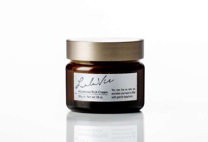「Lala Vie（ララヴィ）」のエイジングケアクリームとヘアエッセンスオイルで小ジワ対策とツヤ髪に