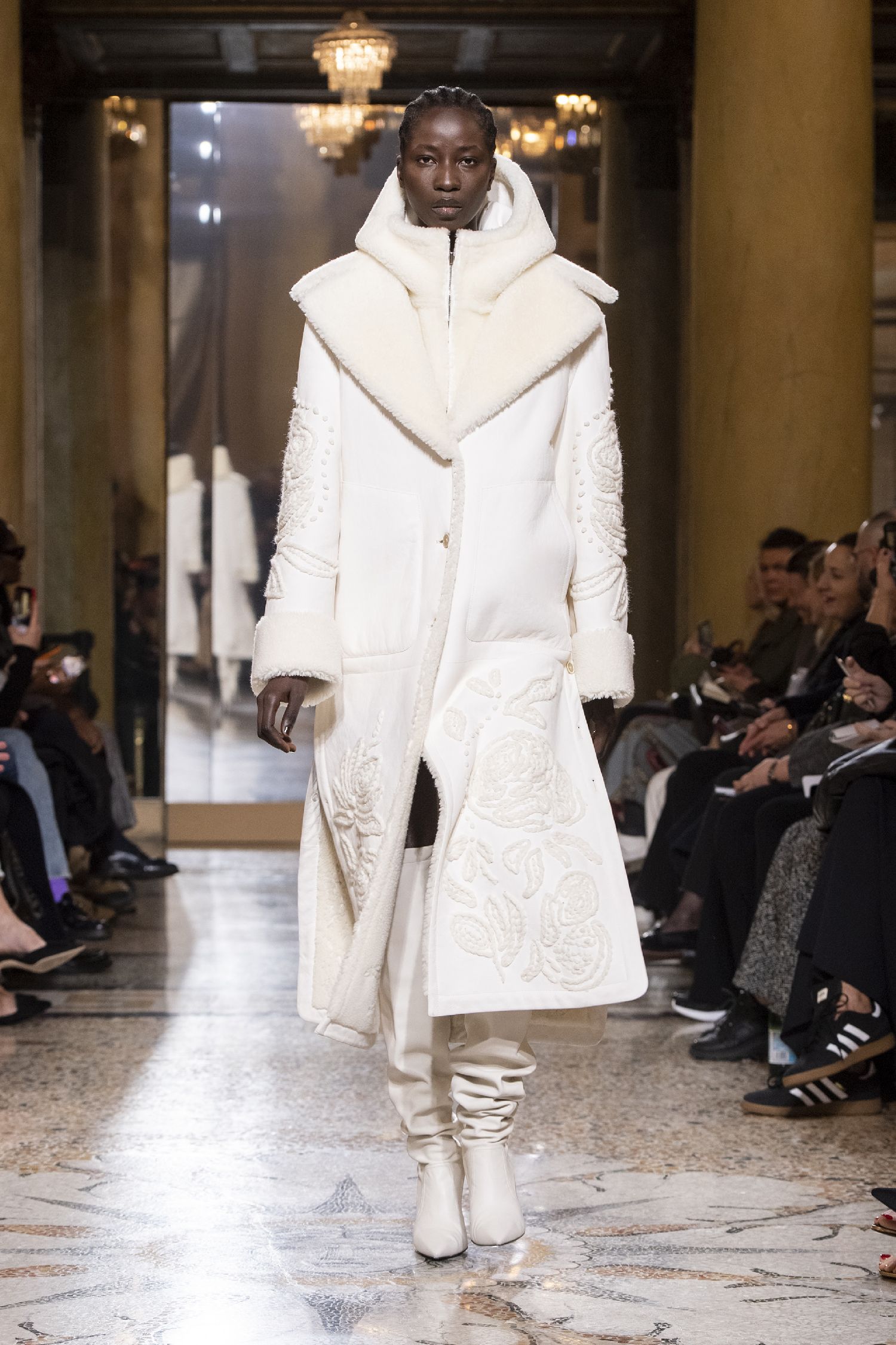 ERMANNO SCERVINO（エルマンノ シェルヴィーノ）」、2023-24年秋冬