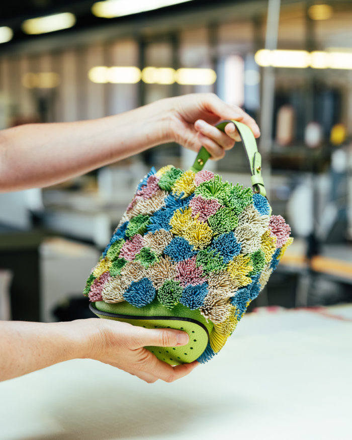 「DELVAUX（デルヴォー）」、新作バッグ「Pompons」を発売　花束のような高揚感