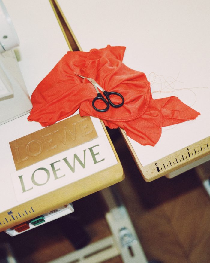 「LOEWE（ロエベ）」、リアーナがスーパーボウルで着たウエアを発売　カーゴジャンプスーツとパンツ