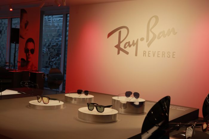「Ray-Ban（レイバン）」、“完全に反転”したレンズを採用した「リバース（Reverse）」コレクションのイベントを開催