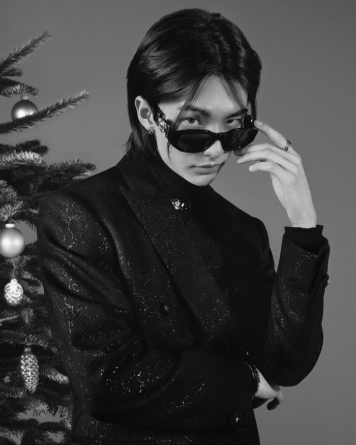 「VERSACE（ヴェルサーチェ）」、K-POPのヒョンジンがキャンペーンに出演　ホリデーコレクションを発売　
