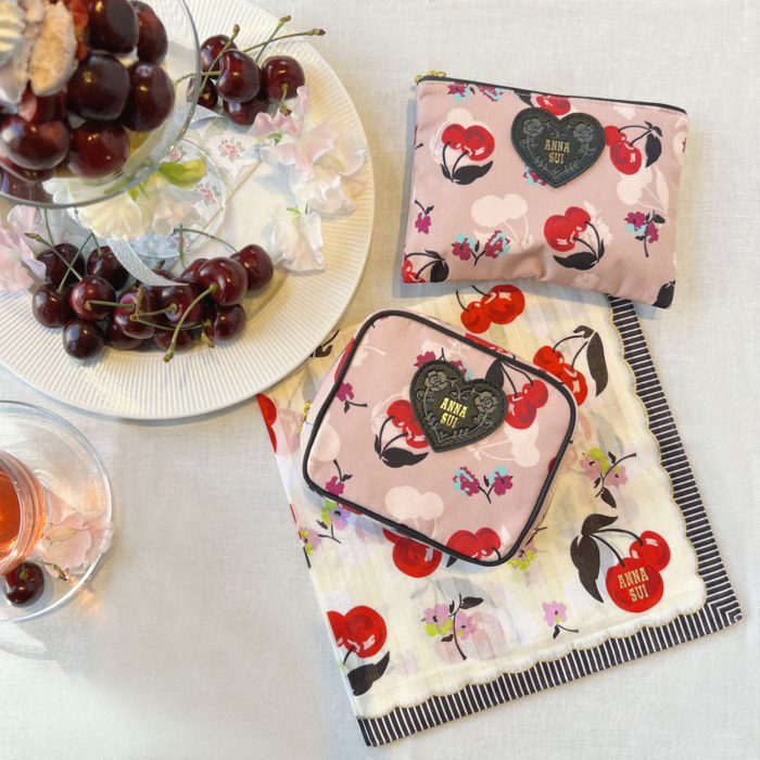 「ANNA SUI（アナ スイ）」から新コレクション「Cherries」が登場　レトロチャーミングなチェリーを贅沢に