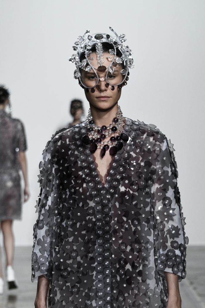 「加茂克也　KAMO HEAD」展が開催　「ANREALAGE（アンリアレイジ）」がファッションショー