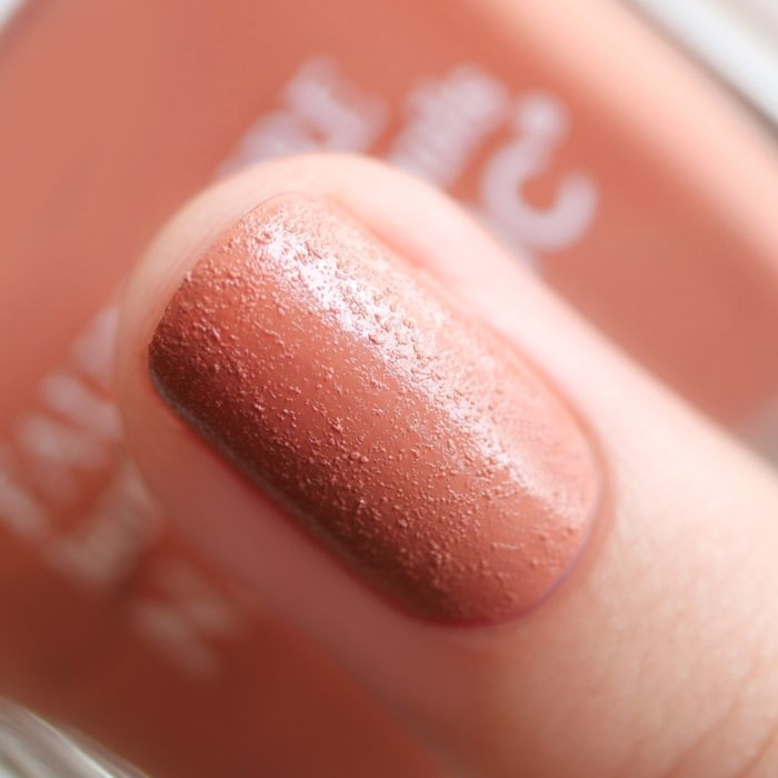 NAILS INC（ネイルズ インク）、レザーの質感とミラーの輝き