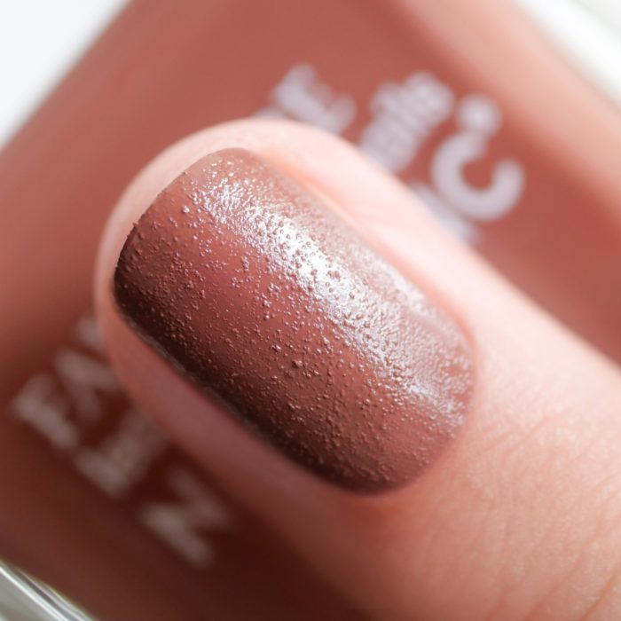 NAILS INC（ネイルズ インク）、レザーの質感とミラーの輝き