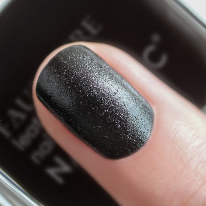 NAILS INC（ネイルズ インク）、レザーの質感とミラーの輝き