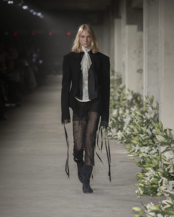 「ANN DEMEULEMEESTER（アン・ドゥムルメステール）」、2025年春夏コレクションを発表