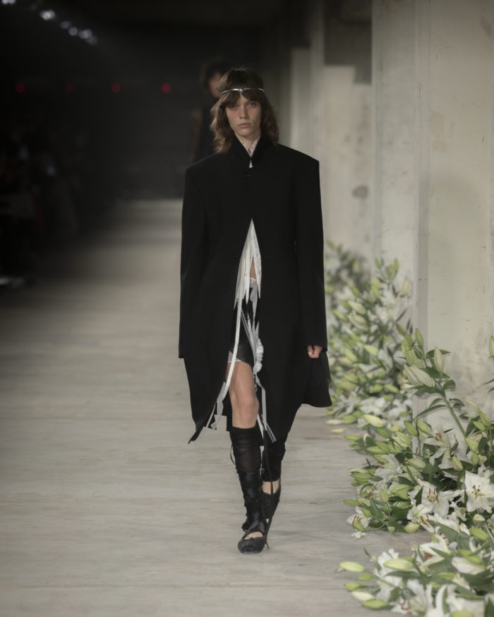 「ANN DEMEULEMEESTER（アン・ドゥムルメステール）」、2025年春夏コレクションを発表