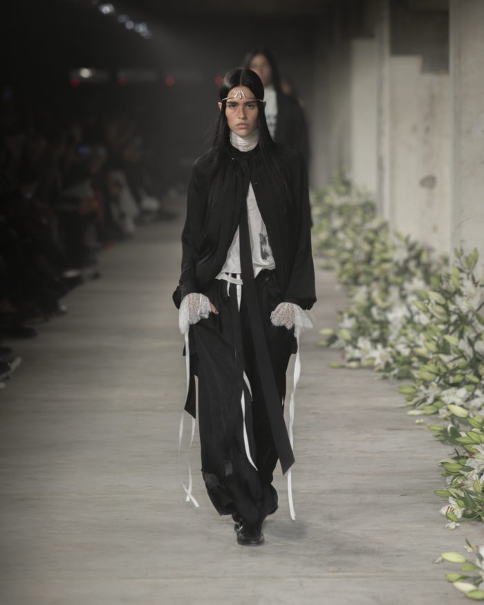 「ANN DEMEULEMEESTER（アン・ドゥムルメステール）」、2025年春夏コレクションを発表