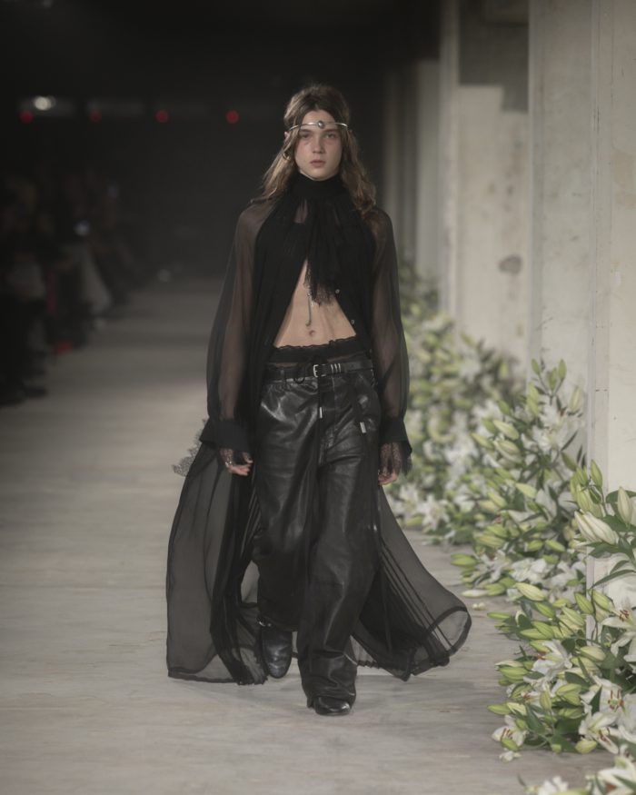 「ANN DEMEULEMEESTER（アン・ドゥムルメステール）」、2025年春夏コレクションを発表