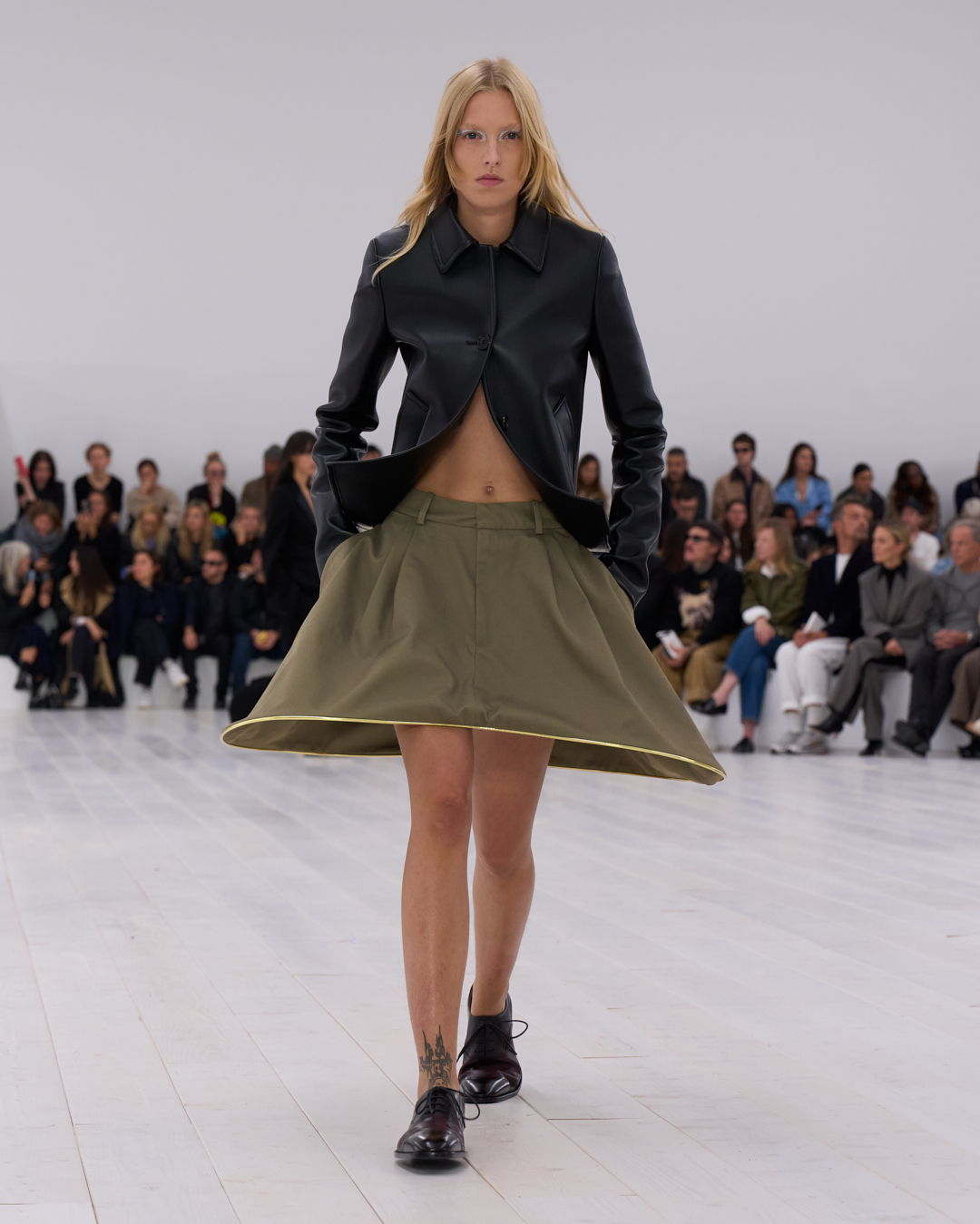 LOEWE（ロエベ）」、2025年春夏ウィメンズコレクションを発表 削ぎ