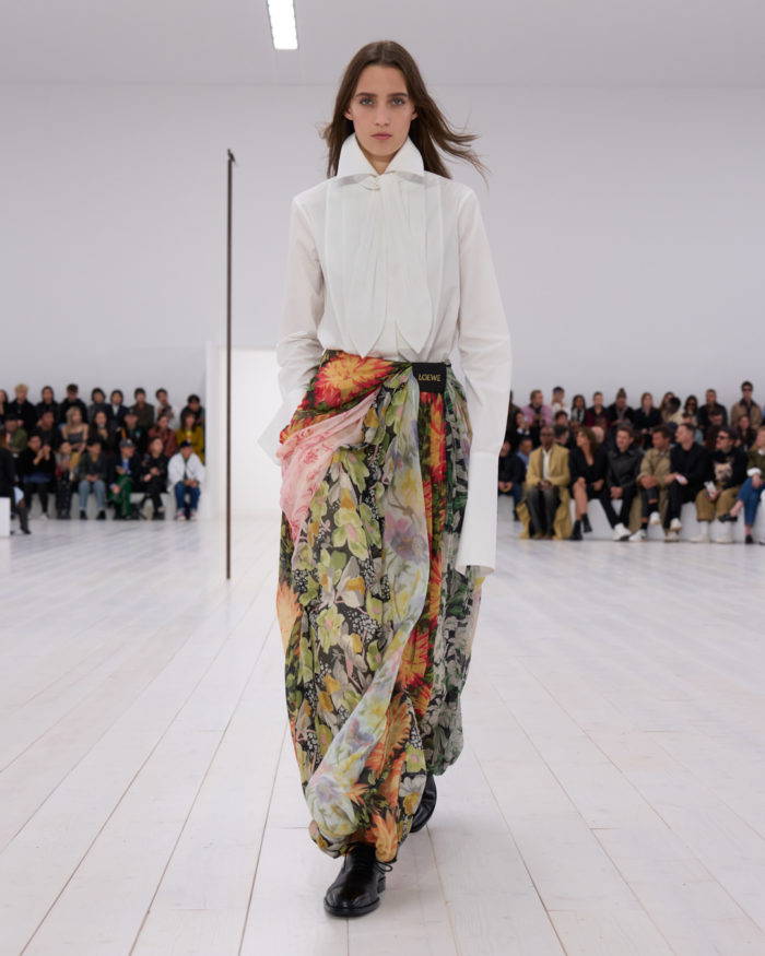 「LOEWE（ロエベ）」、2025年春夏コレクションを発表