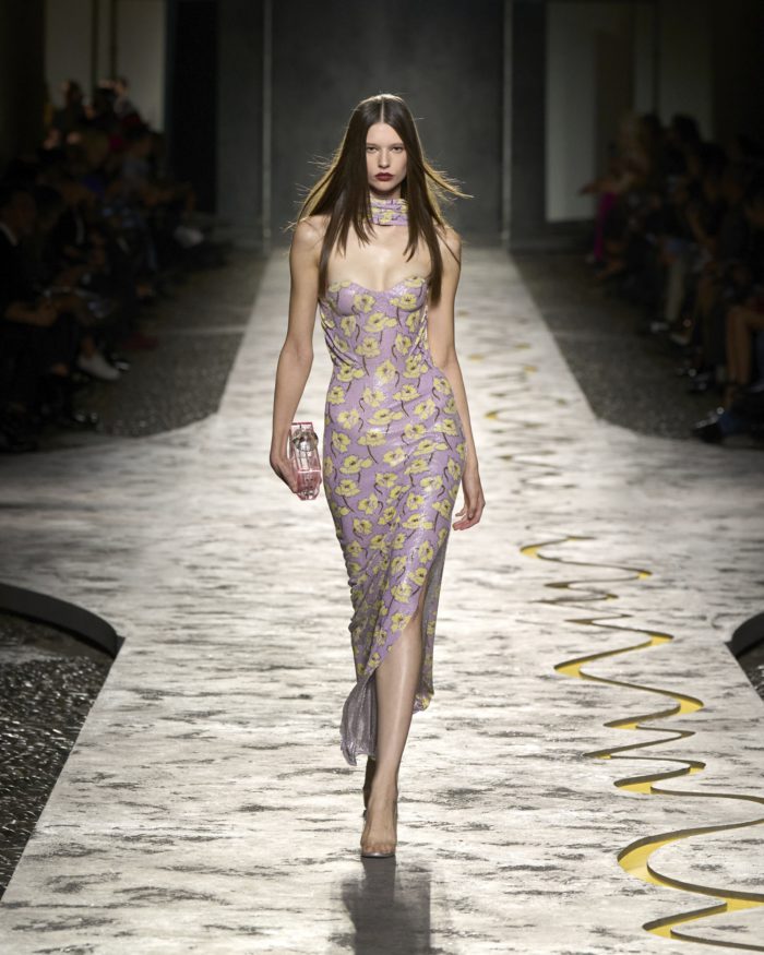 「VERSACE（ヴェルサーチェ）」、2025年春夏コレクションを発表