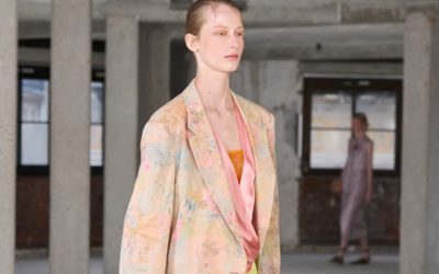 「DRIES VAN NOTEN（ドリス ヴァン ノッテン）」、2025年春夏 ウィメンズコレクションを発表　創立者にオマージュ、着回し自在のリラックス気分　