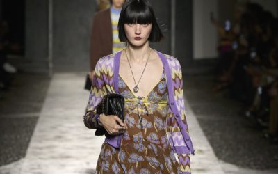 「VERSACE（ヴェルサーチェ）」、2025年春夏コレクションを発表　大胆でエフォートレス　ブラウンの彩り