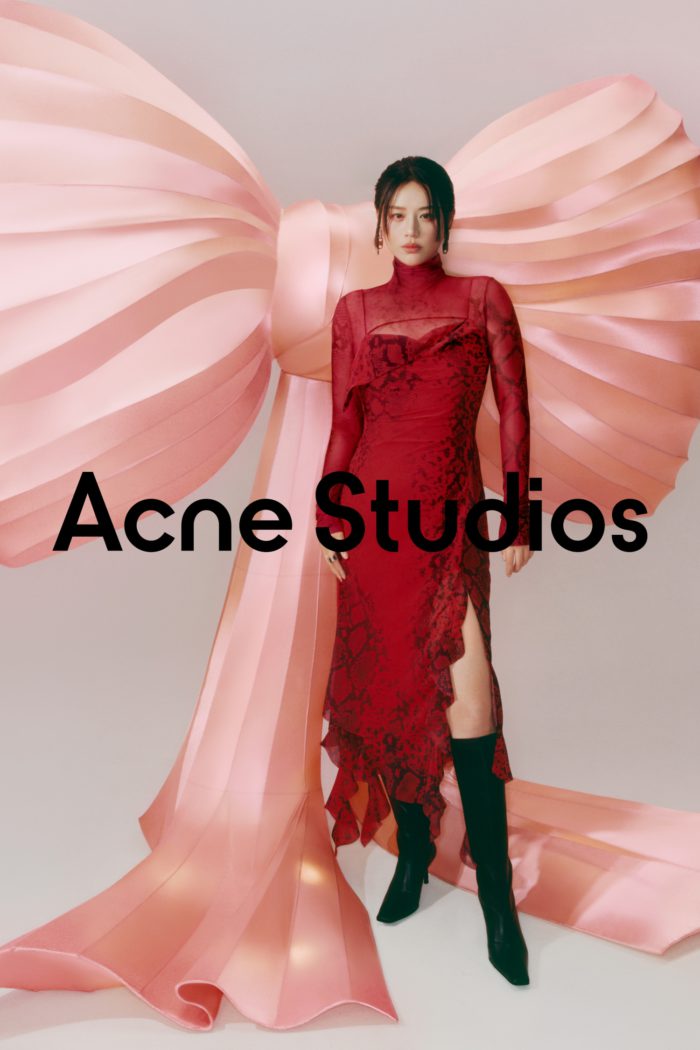 「Acne Studios（アクネ ストゥディオズ）」、「Year of the Snake」コレクションを発表　ブランドアンバサダーのサンドラ・マーを起用