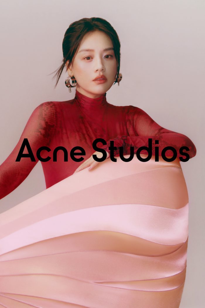 「Acne Studios（アクネ ストゥディオズ）」、「Year of the Snake」コレクションを発表　ブランドアンバサダーのサンドラ・マーを起用