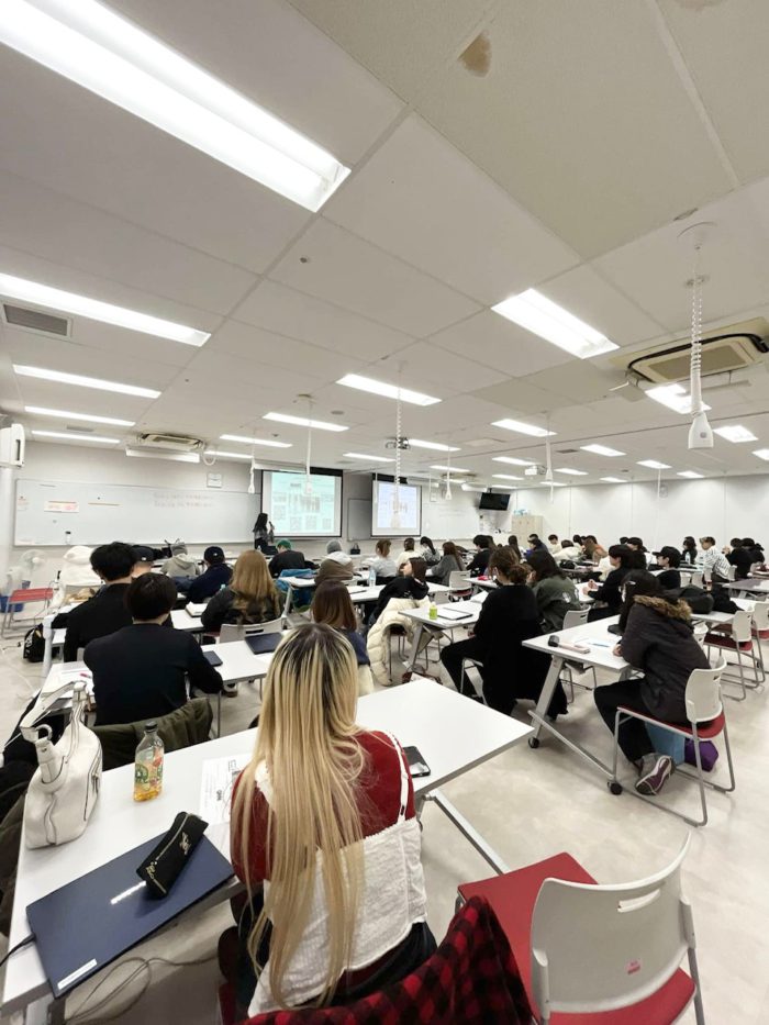 学校法人岩崎学園「横浜ｆカレッジ」で講義（マクロトレンドと2025年春夏コレクショントレンドについて）