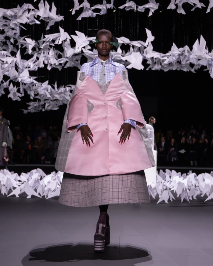 「THOM BROWNE（トム ブラウン）」、2025-26年秋冬コレクションを発表