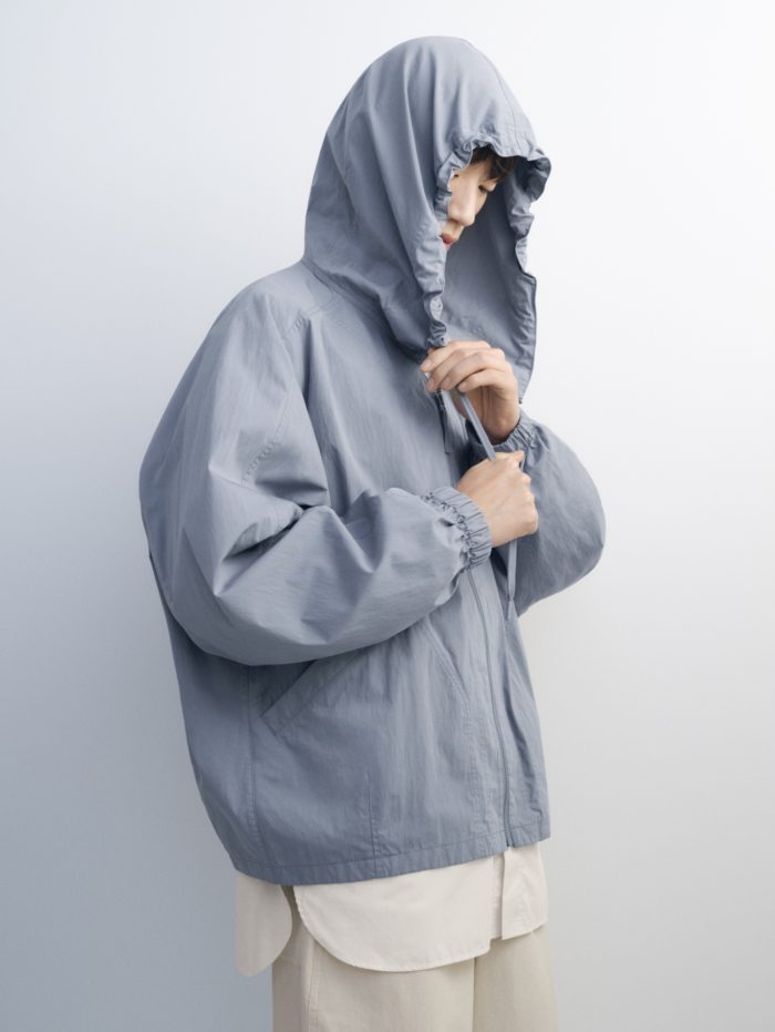 「Uniqlo U」、2025年春夏コレクションを発売、軽やかなレイヤードと柔らかなパステルカラー