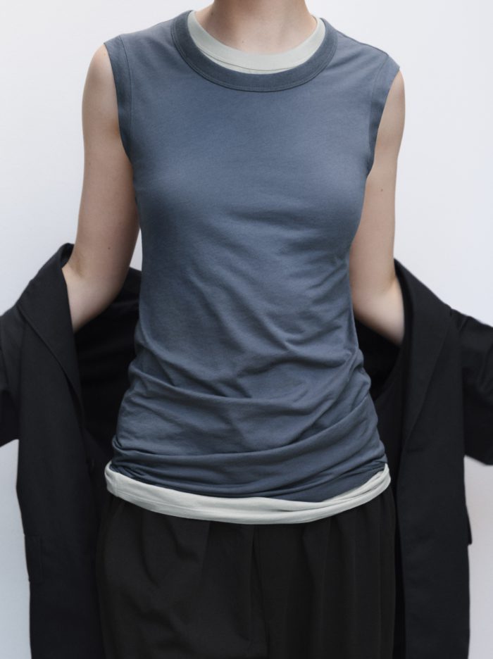 「Uniqlo U」、2025年春夏コレクションを発売、軽やかなレイヤードと柔らかなパステルカラー