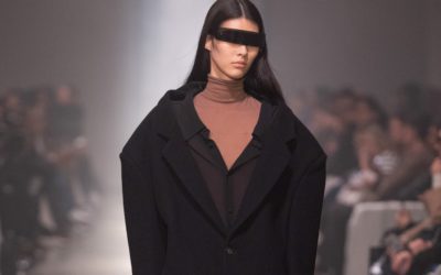 「MM6 MAISON MARGIELA（エムエム6 メゾン マルジェラ）」、2025-26年秋冬コレクションを発表　「拡大と縮小」の相反する動き