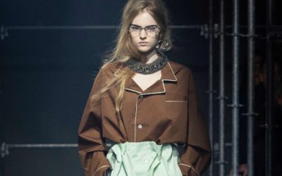 「PRADA（プラダ）」、2025-26年秋冬ウィメンズコレクションを発表　時代とともに変容し続ける「女性らしさ」